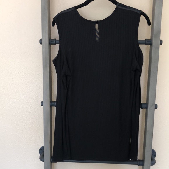NWOT Long Sleeved Cold Shoulder Top - Picture 5 of 6